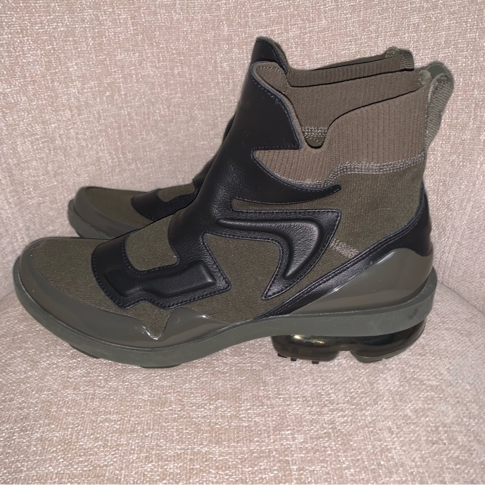 Women’s Nike Air Vapor Max light 2 cargo khaki/black color way size 9.5